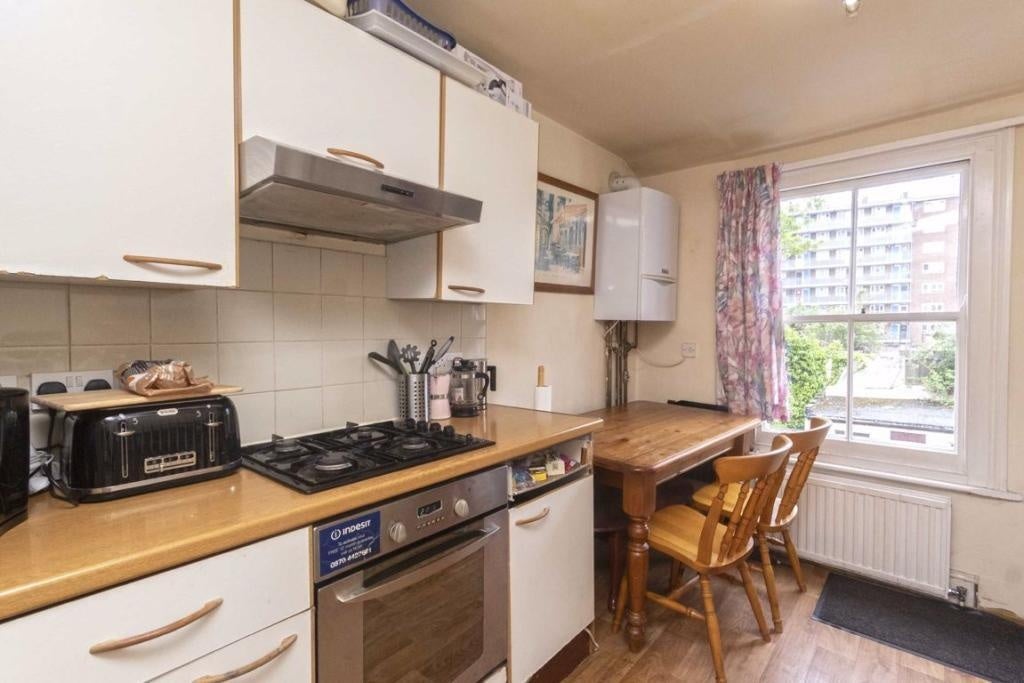 Flat Barclay Road in Greater London