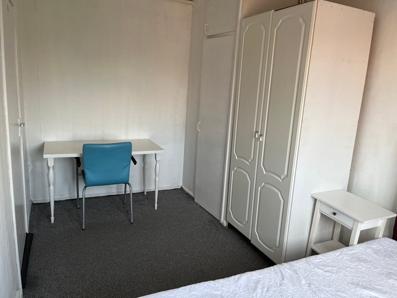 Room Manor Place in Greater London