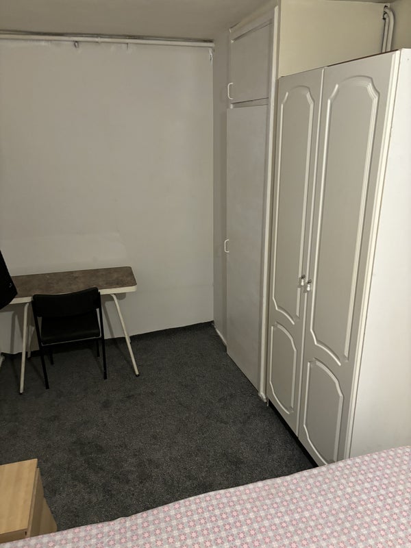 Room Manor Place in Greater London