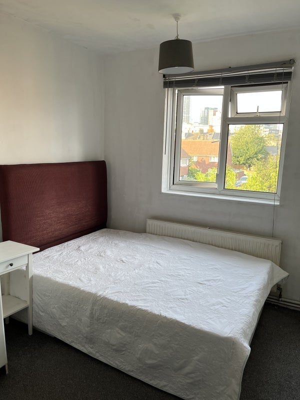 Room Manor Place in Greater London