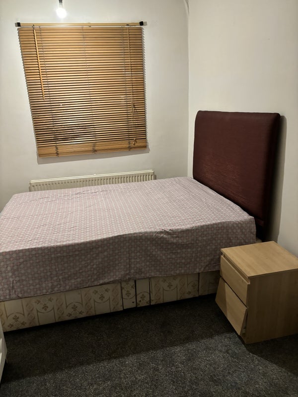 Room Manor Place in Greater London