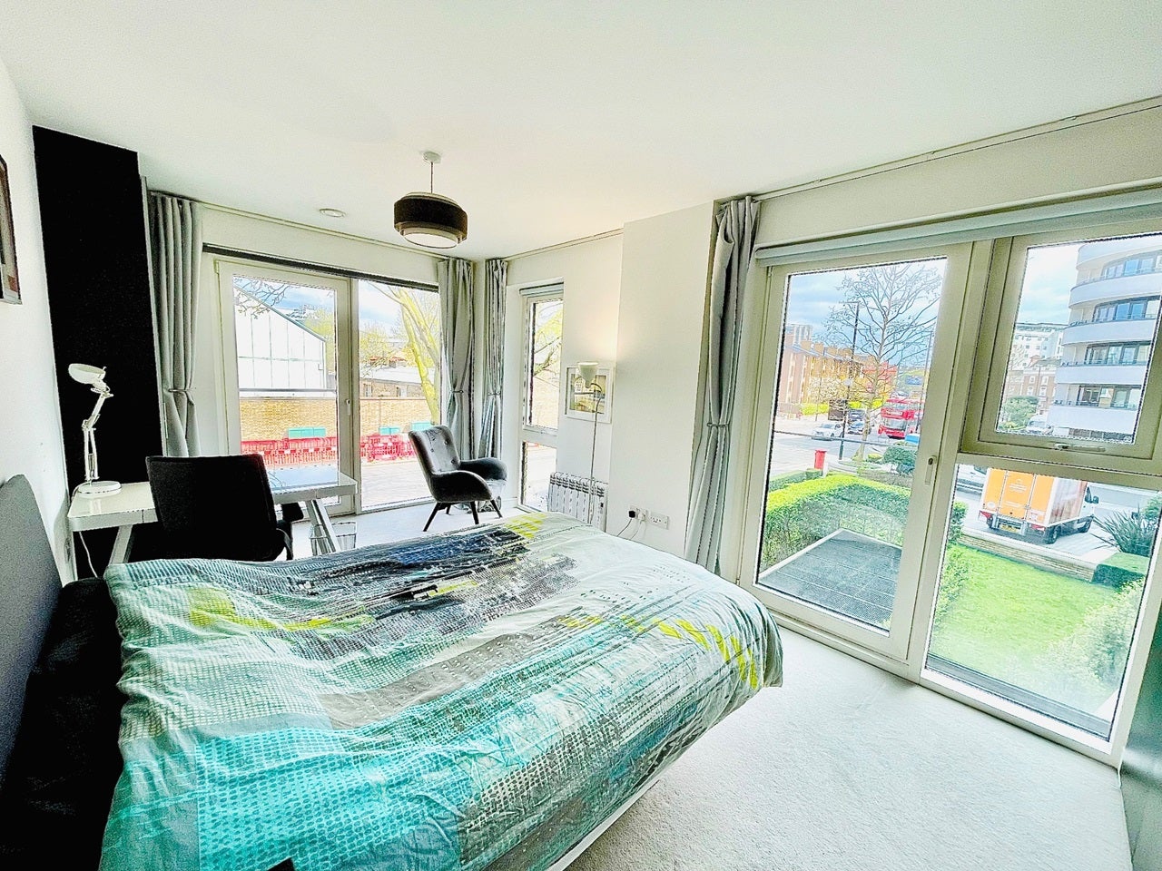 Flat Kew Bridge Road in Greater London