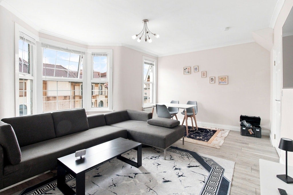 Flat Cedars Avenue in Greater London