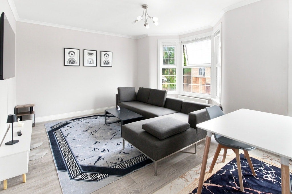 Flat Cedars Avenue in Greater London