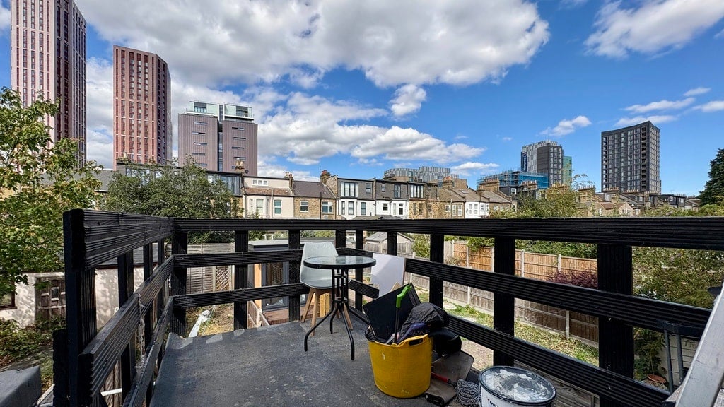 Flat Cedars Avenue in Greater London