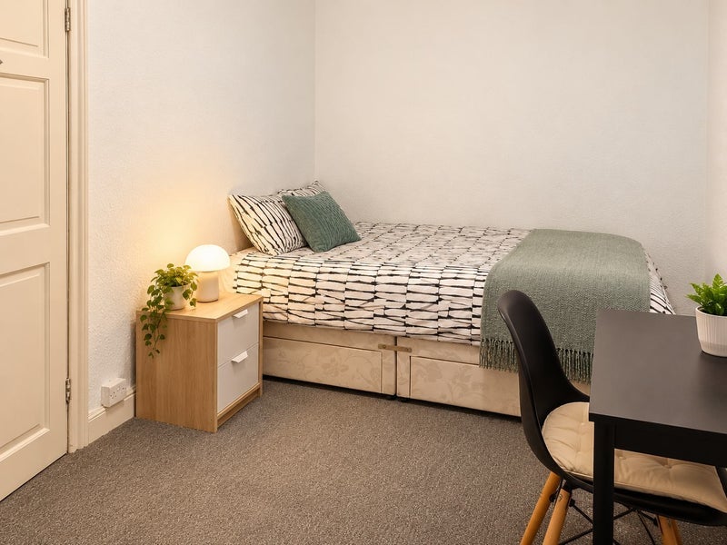 Room Sunderland Road in Gateshead