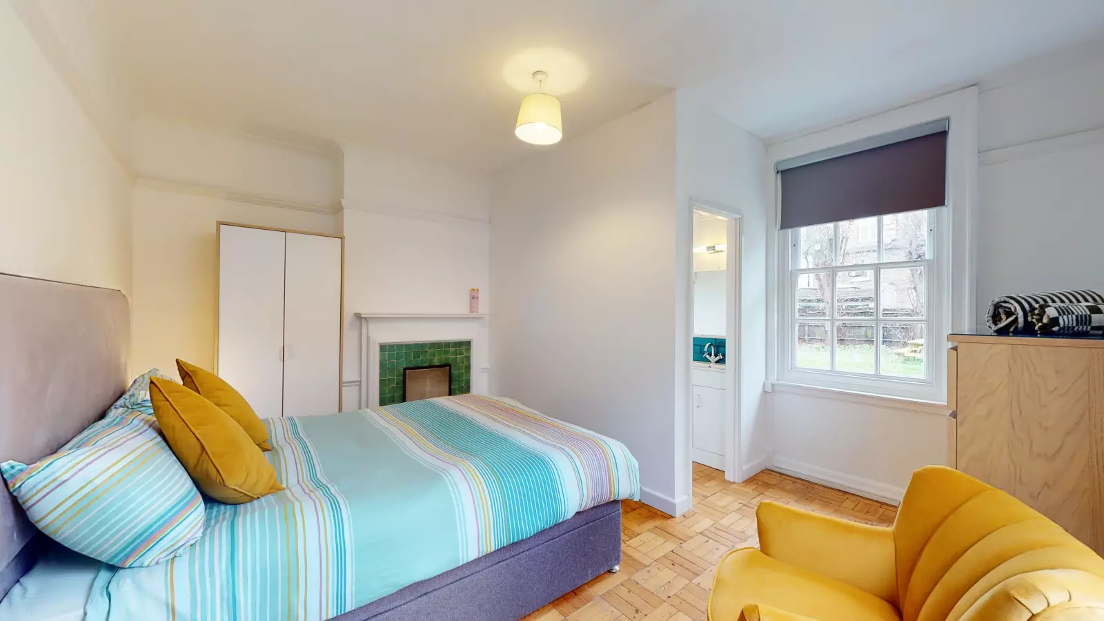 Flat Garratt Lane in Greater London
