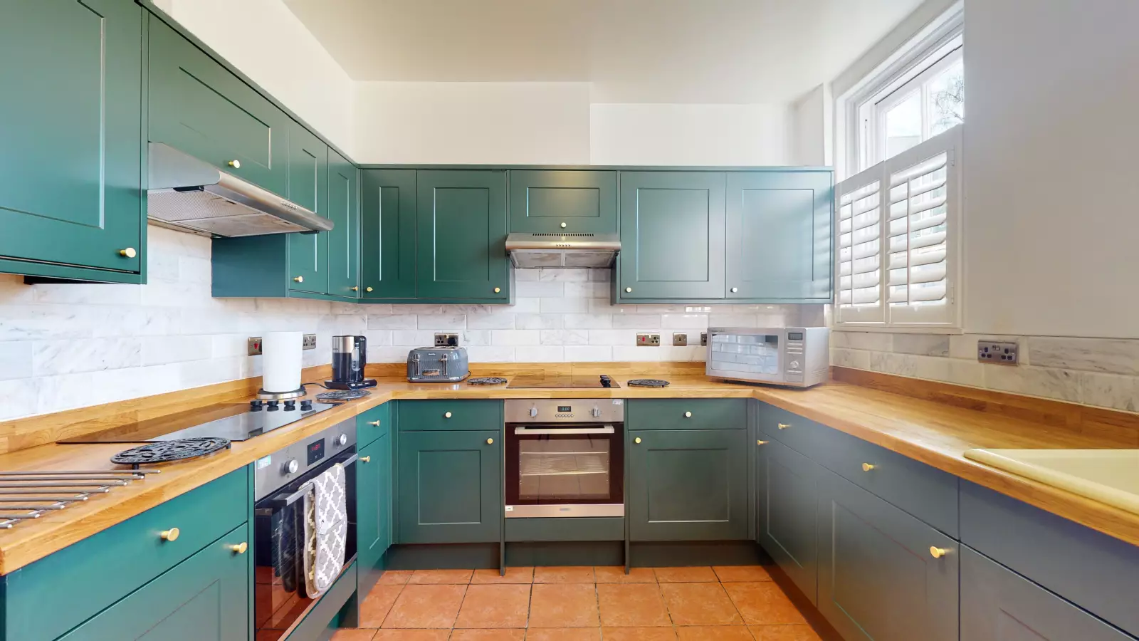 Flat Garratt Lane in Greater London