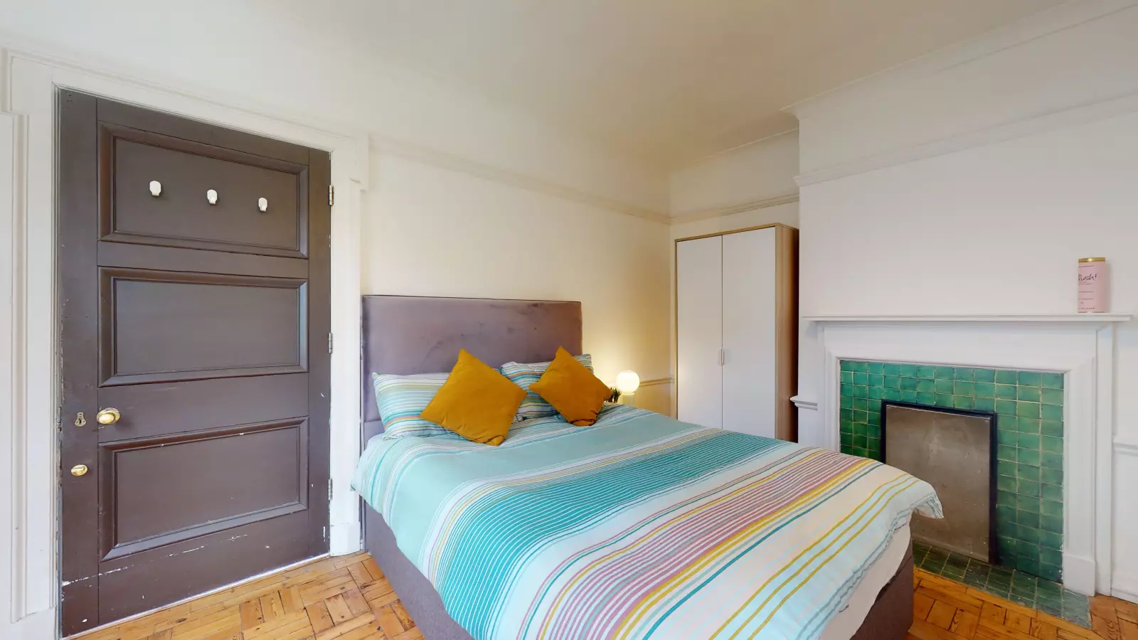Flat Garratt Lane in Greater London