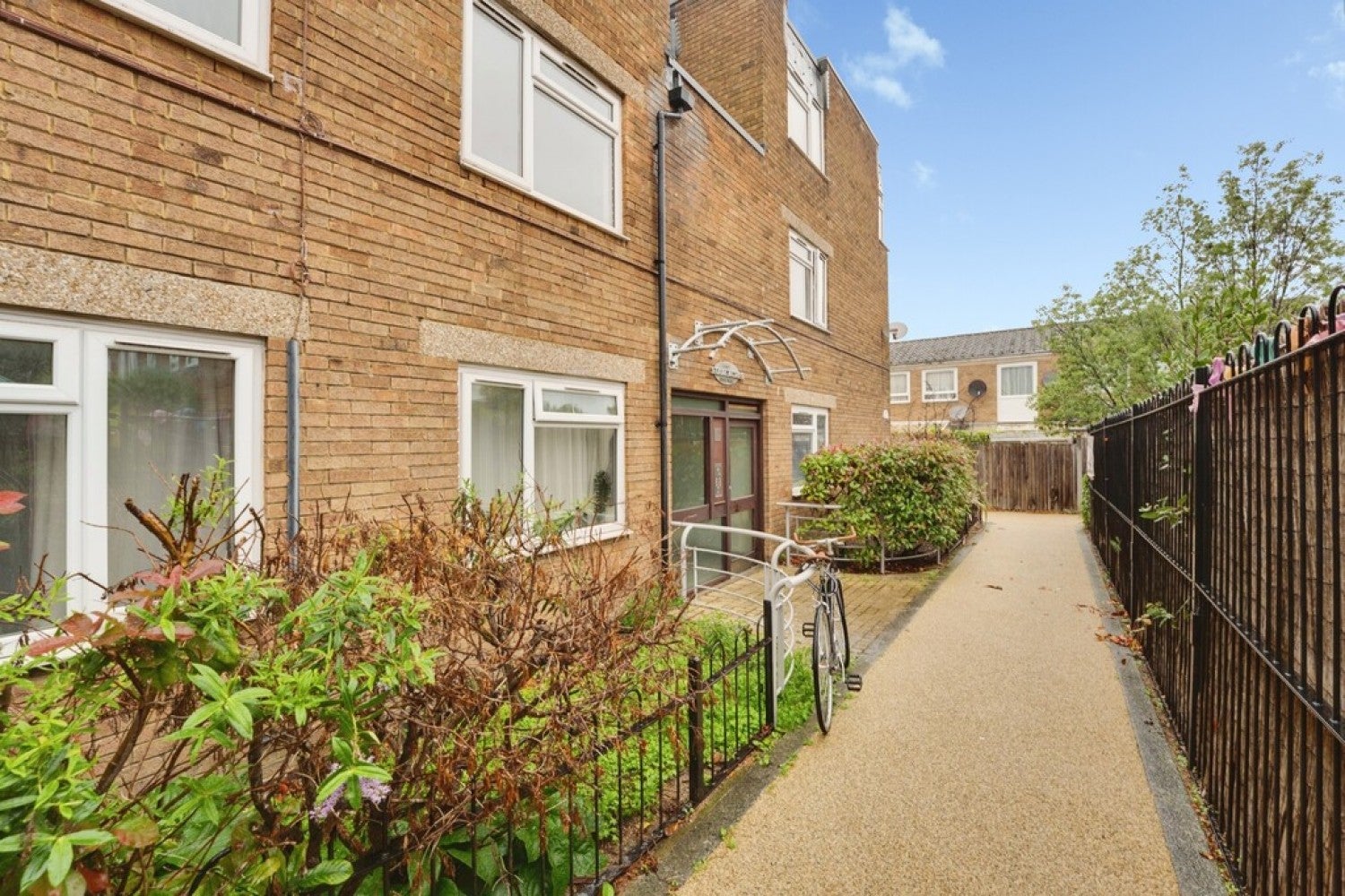 Flat Bedford Hill in Greater London