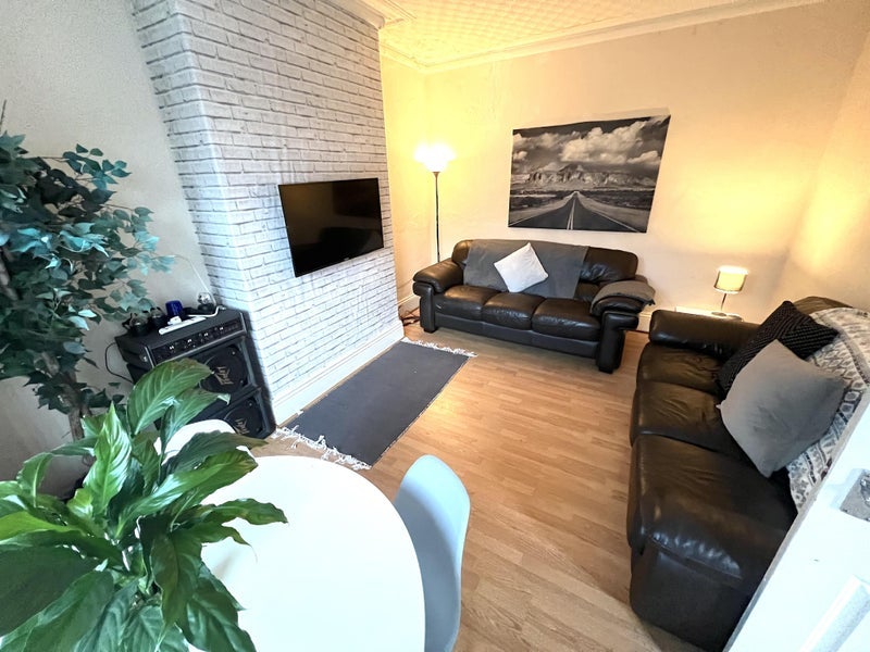 Room Trelawn Terrace in Leeds