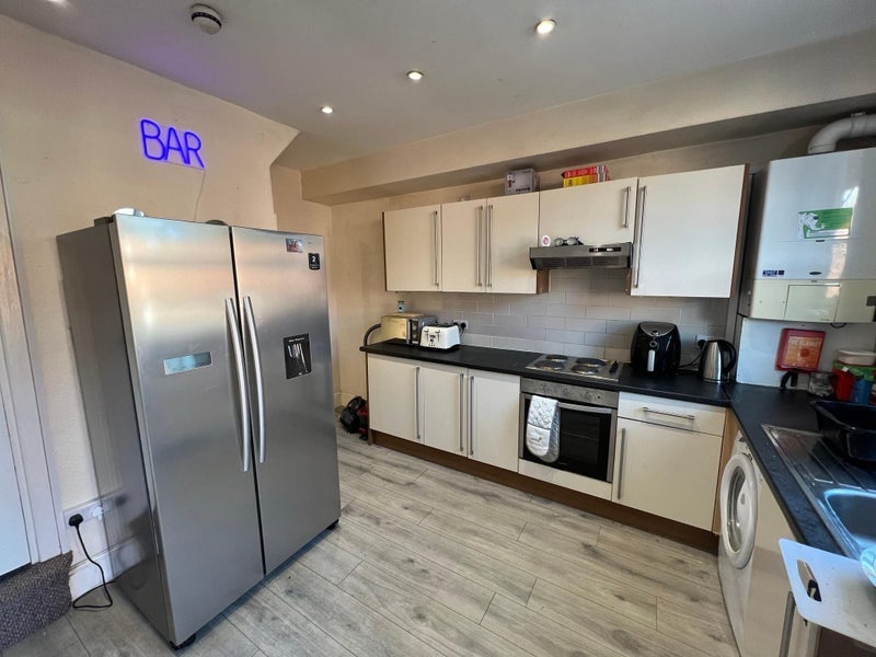 Room Trelawn Terrace in Leeds