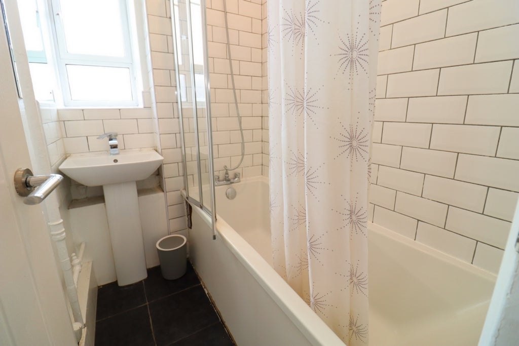 Room Globe Road in Greater London