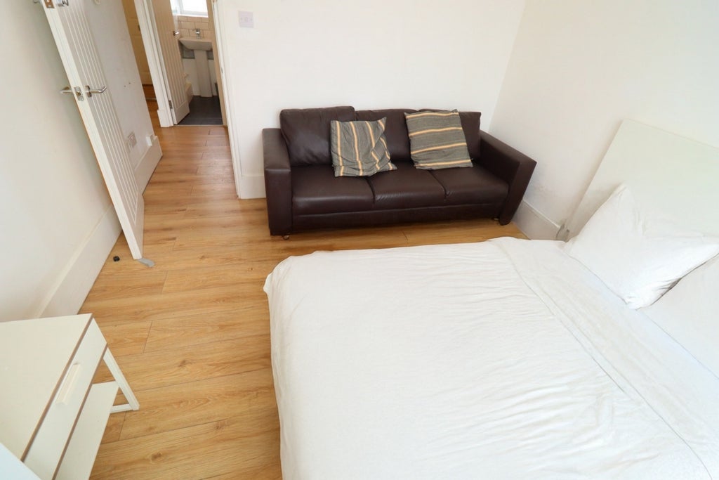 Room Globe Road in Greater London