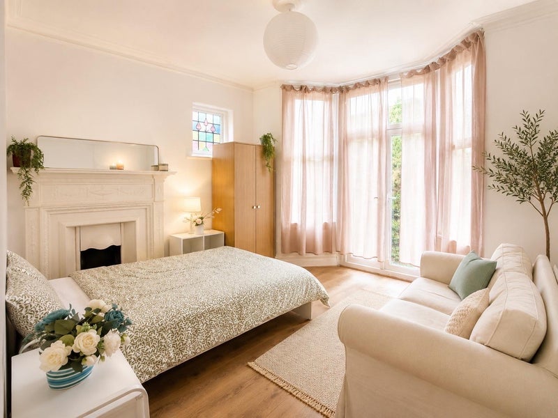 Flat Brownhill Road in Greater London