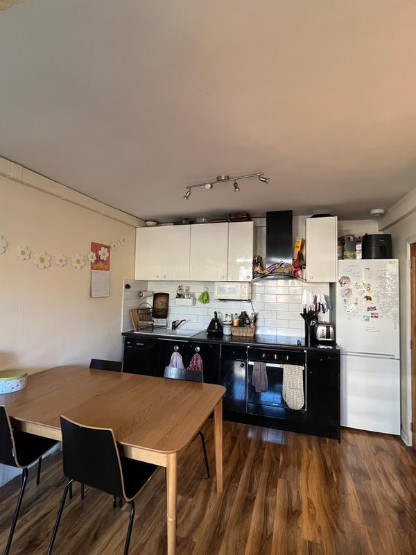 Room Clapham Road in Greater London