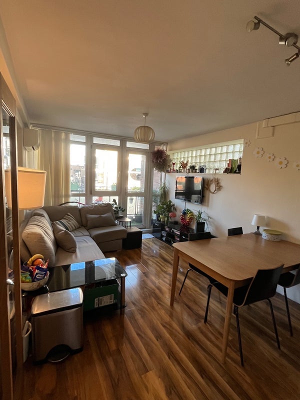 Room Clapham Road in Greater London