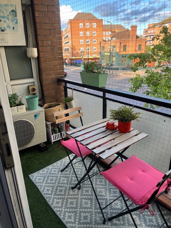 Room Clapham Road in Greater London