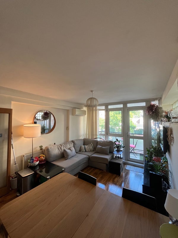 Room Clapham Road in Greater London