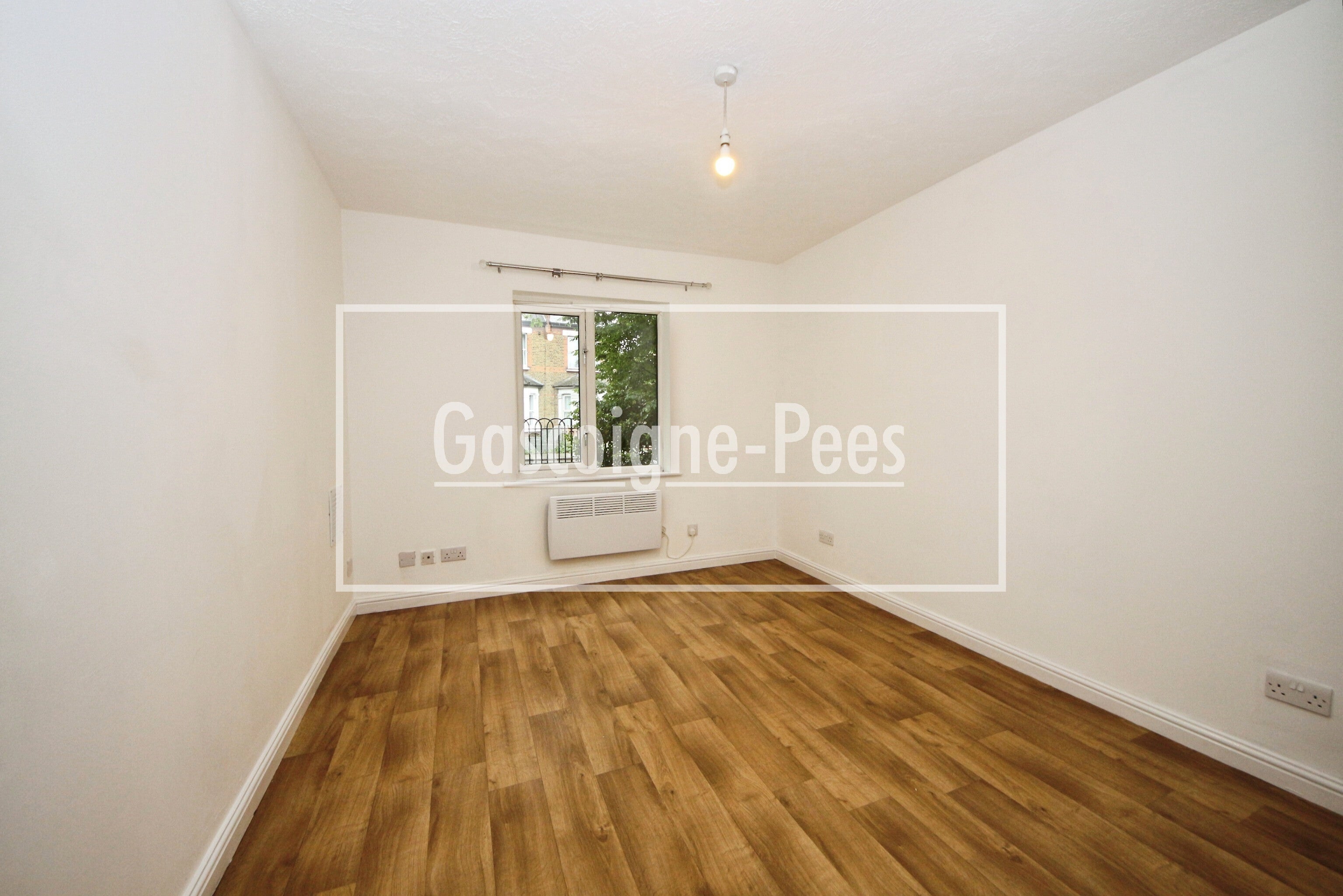 Flat Hardman Road in Greater London