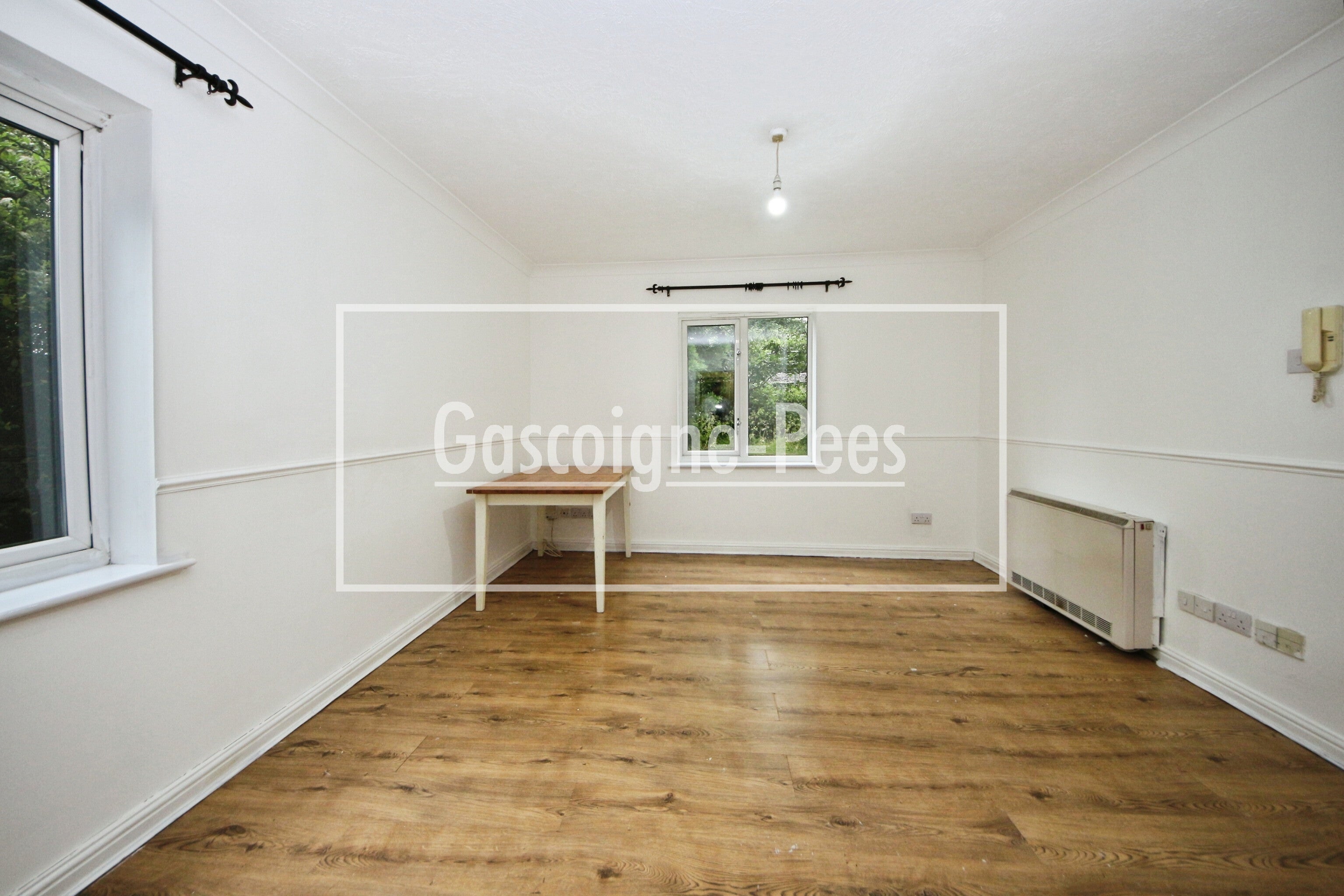 Flat Hardman Road in Greater London