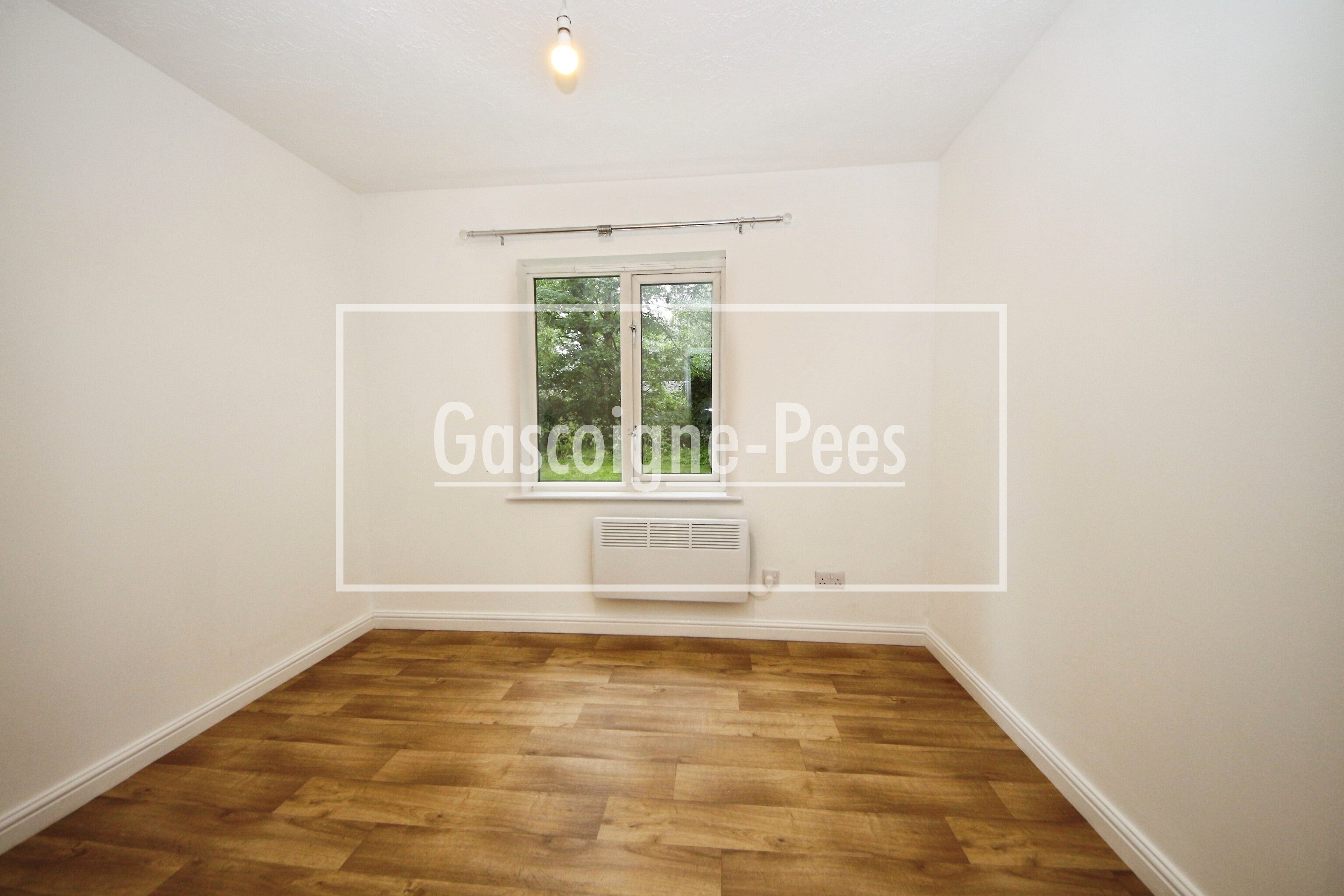 Flat Hardman Road in Greater London