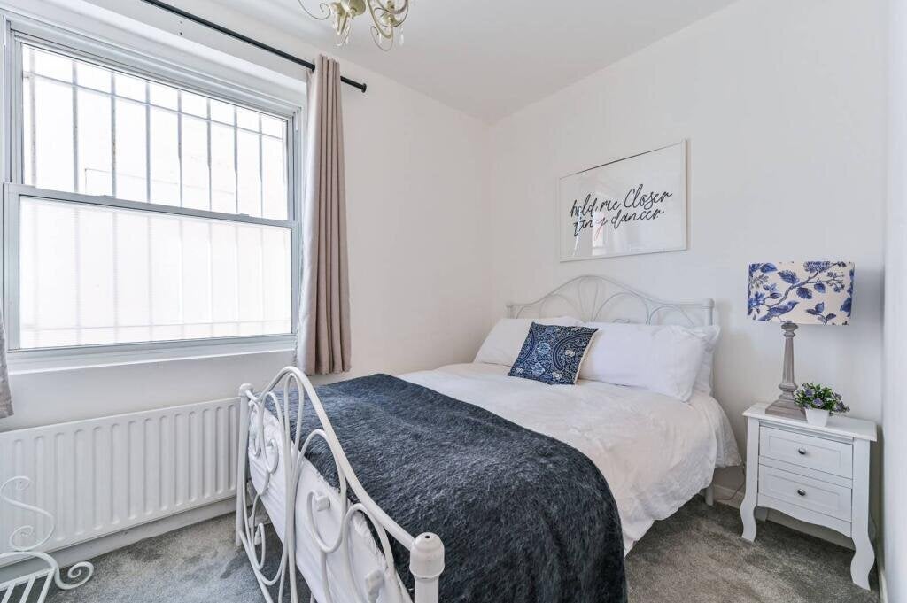 Flat Chalk Farm Road in Greater London