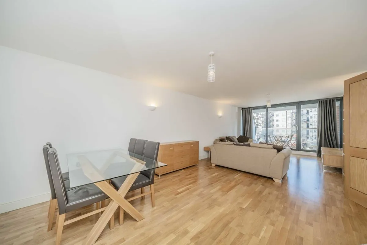Flat Streatham High Road in Greater London
