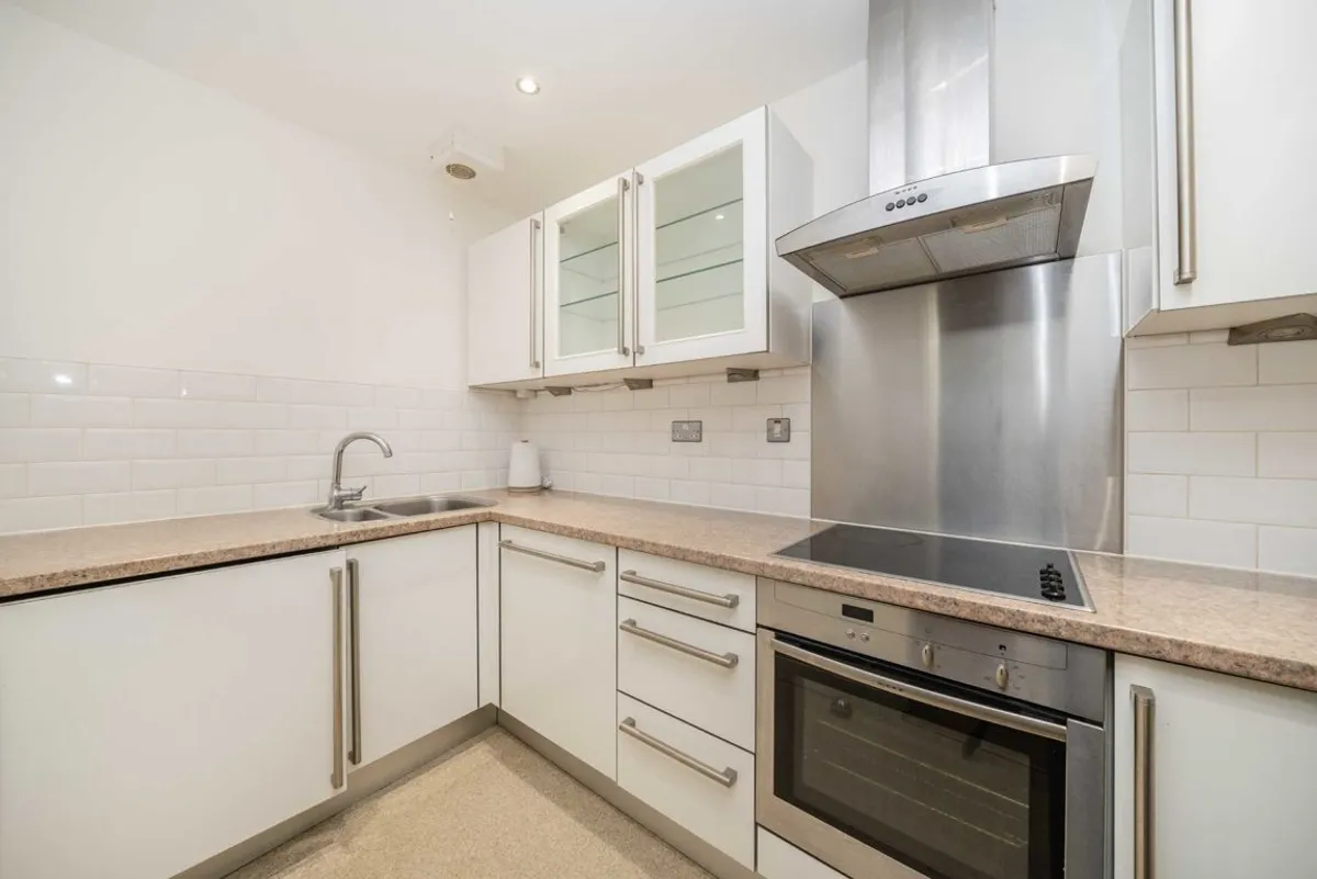 Flat Streatham High Road in Greater London