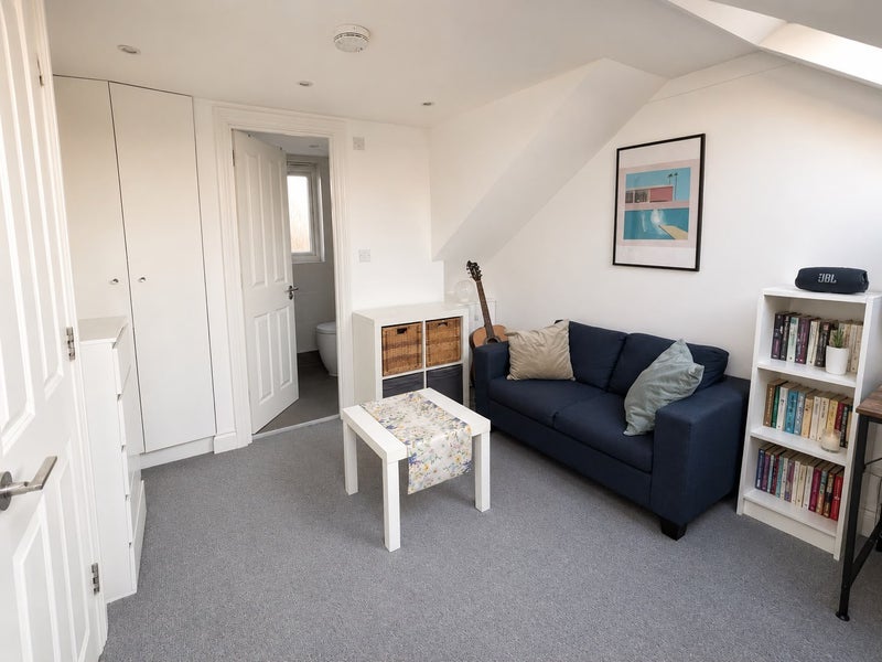 Room Purves Road in Greater London