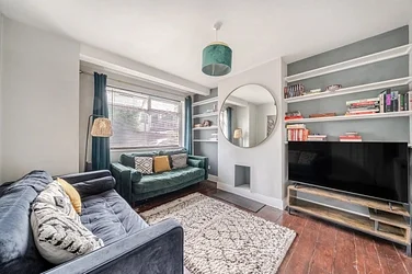 Flat Kimble Road in Greater London