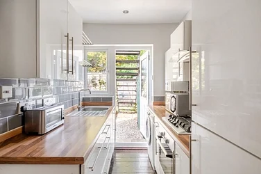 Flat Kimble Road in Greater London