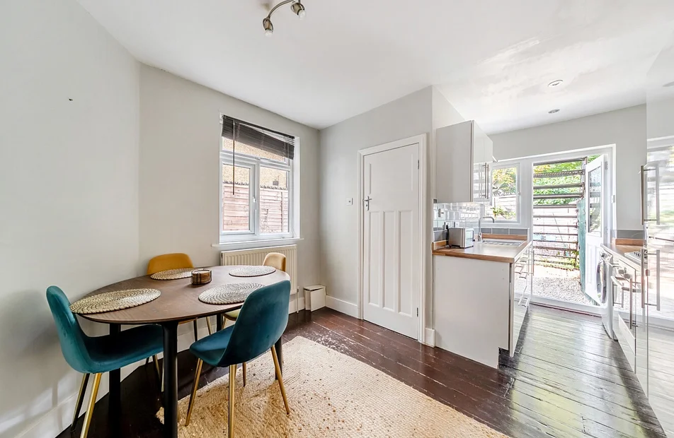 Flat Kimble Road in Greater London