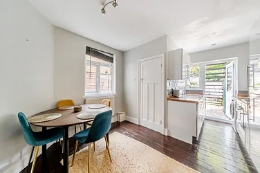 Flat Kimble Road in Greater London