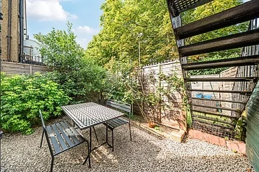 Flat Kimble Road in Greater London