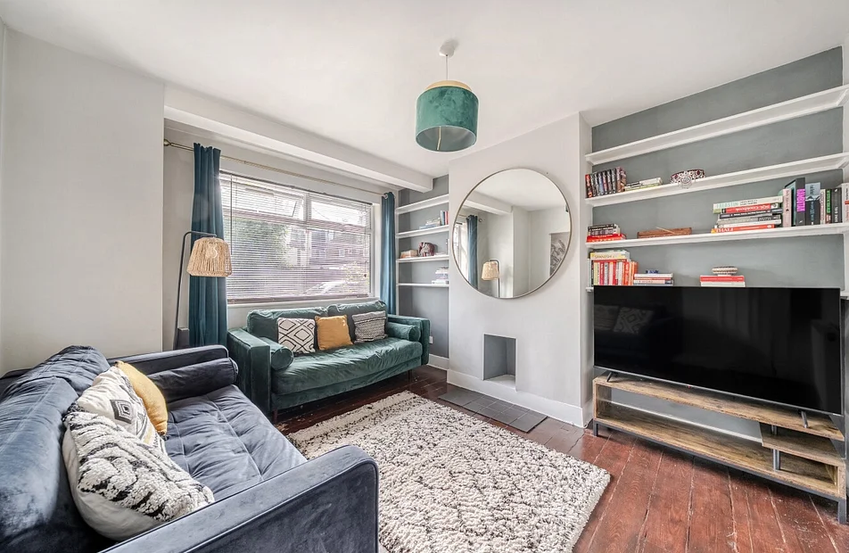 Flat Kimble Road in Greater London