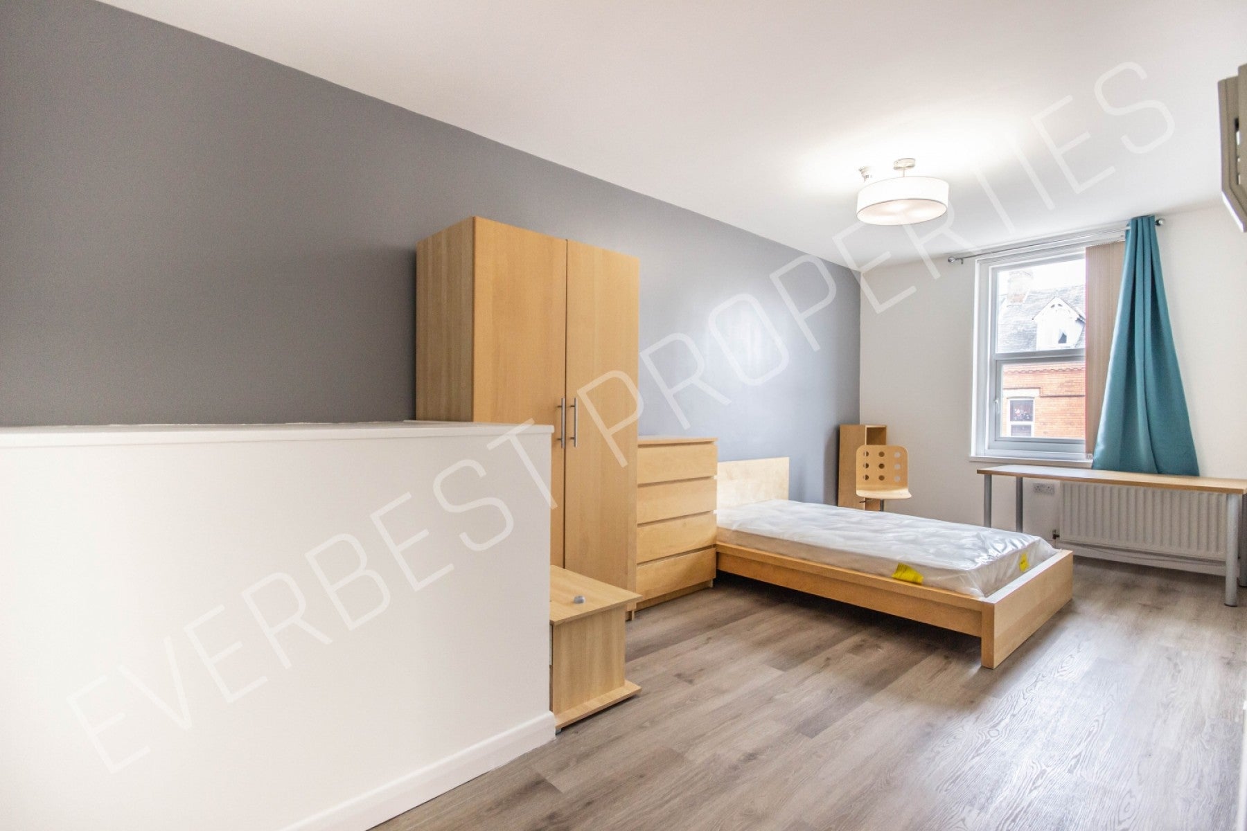 Room Heaton Road in Newcastle upon Tyne