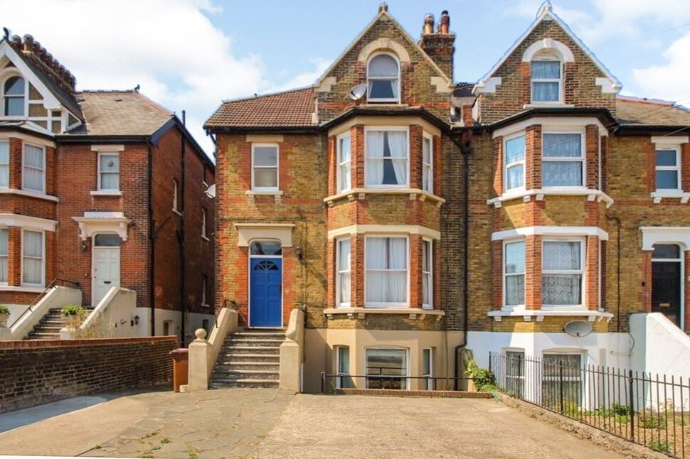 Flat Maidstone Road in Chatham