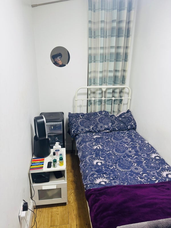 Room Wyndham Road in Greater London