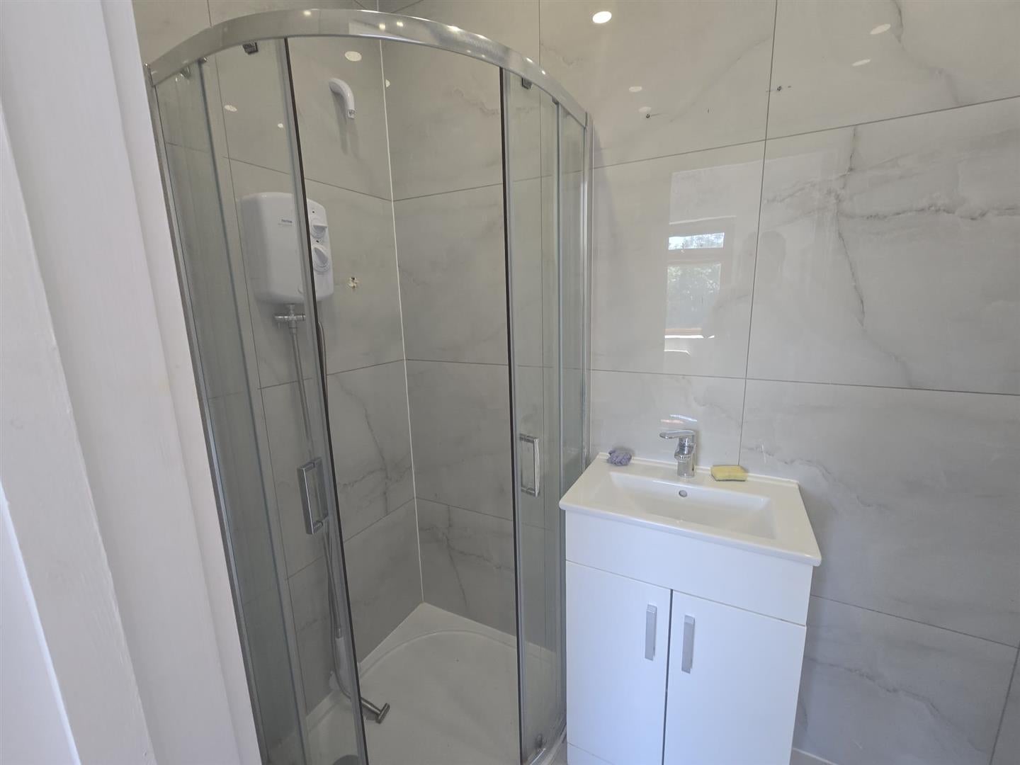 Flat Broomwood Road in Greater London