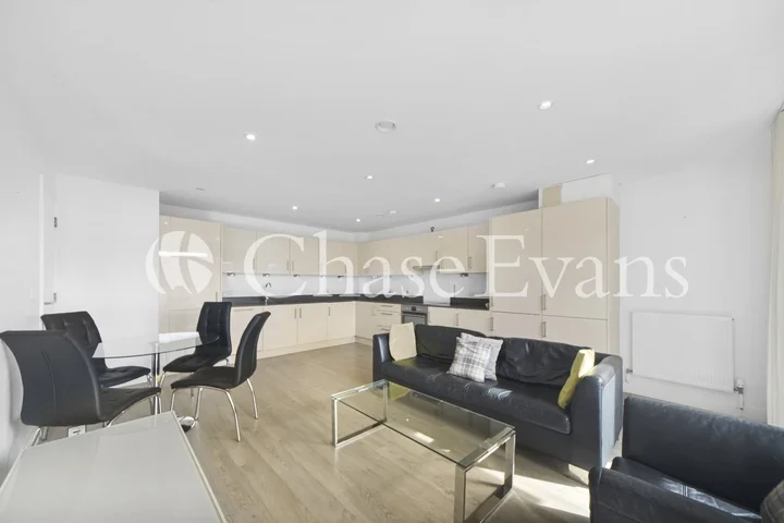 Flat Spa Road in Greater London