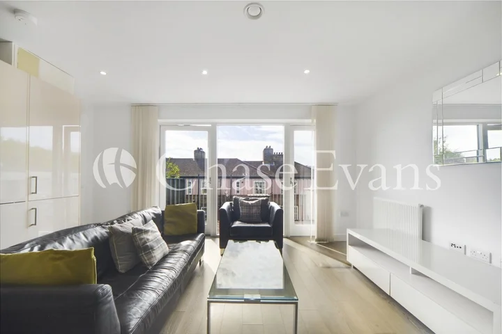 Flat Spa Road in Greater London