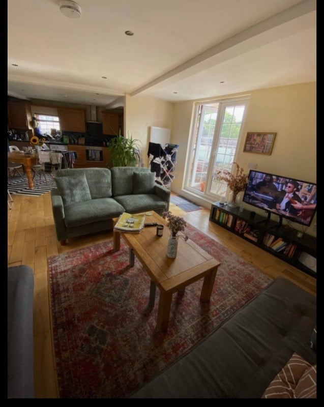 Room Martaban Road in Greater London