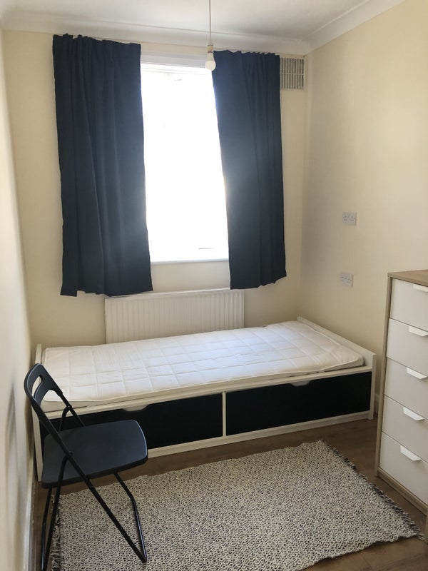 Room Sherwood Road in Greater London