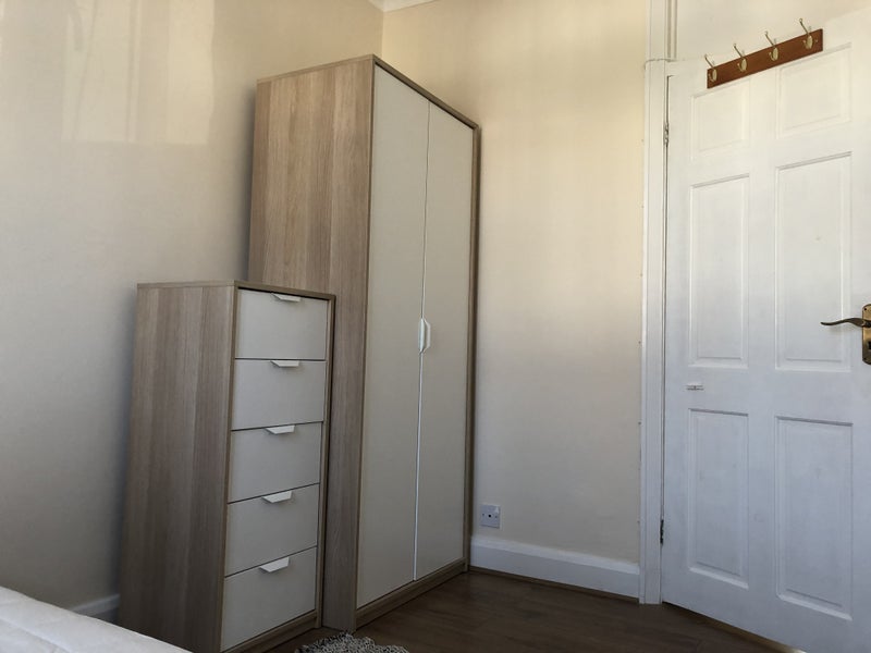 Room Sherwood Road in Greater London