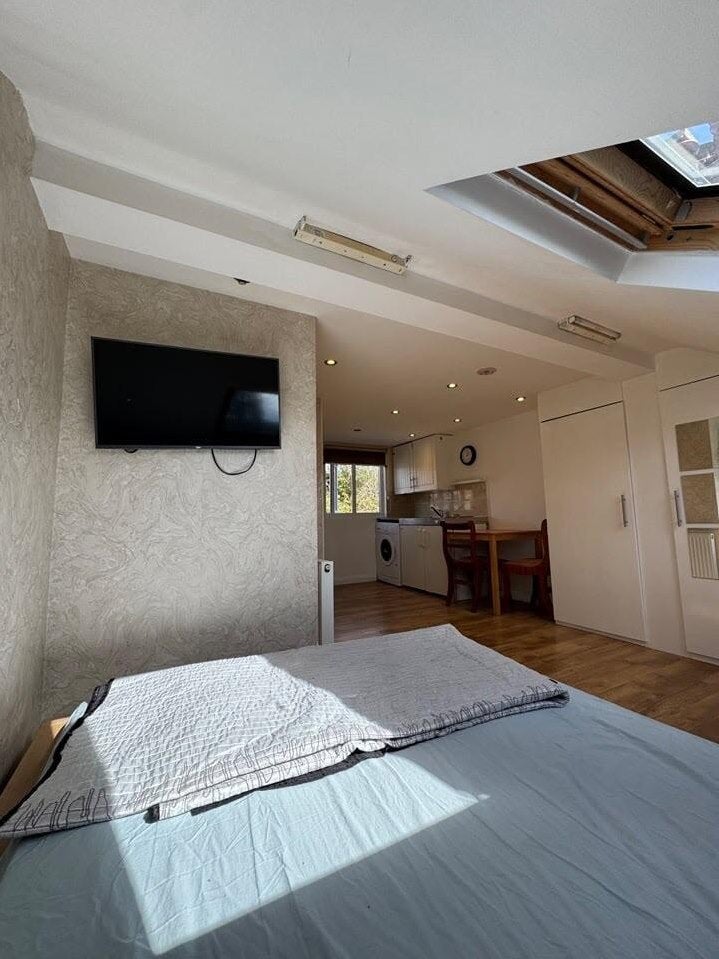 Flat Ballards Lane in Greater London