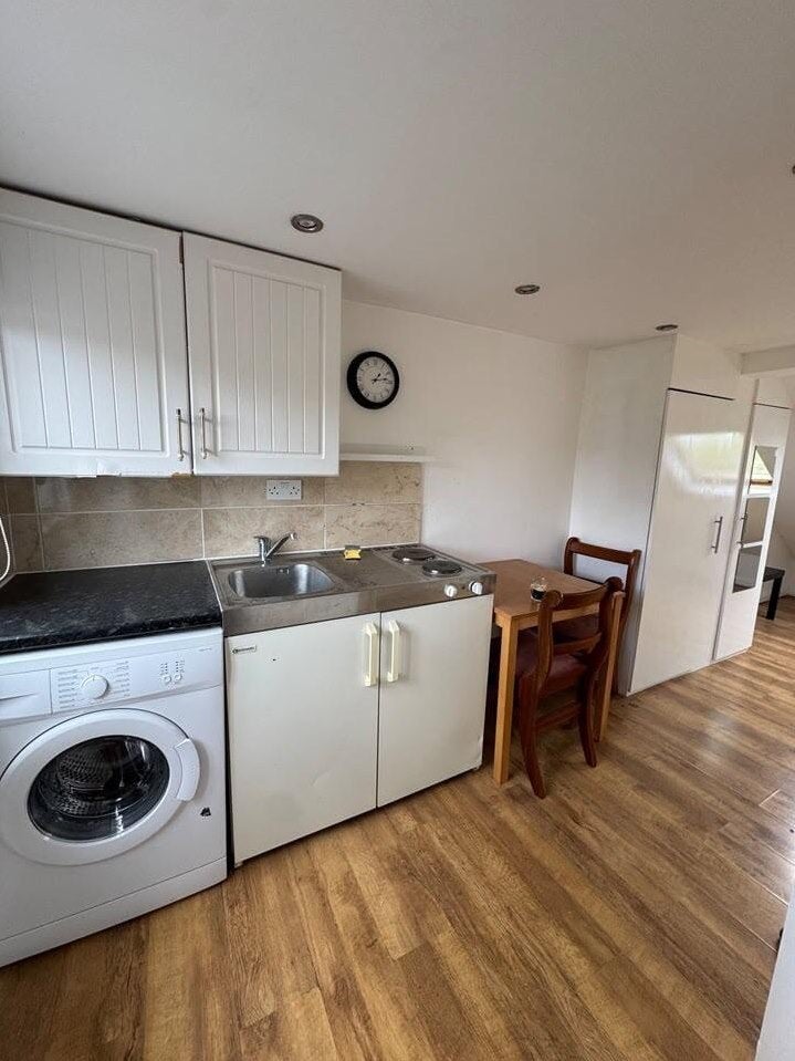 Flat Ballards Lane in Greater London