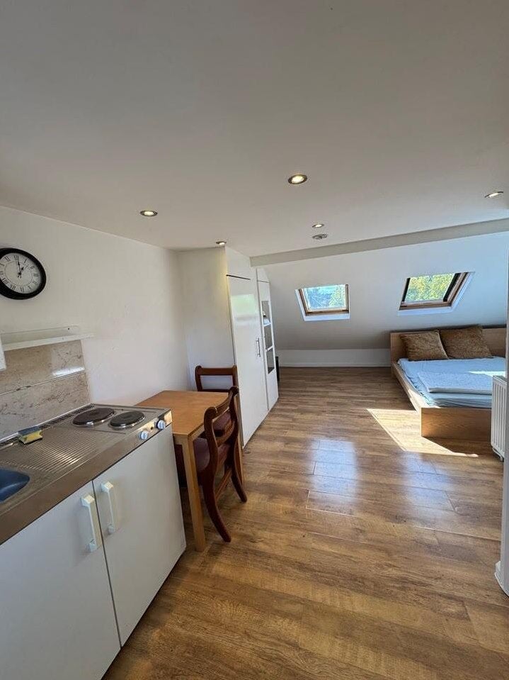 Flat Ballards Lane in Greater London