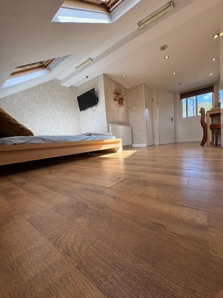 Flat Ballards Lane in Greater London