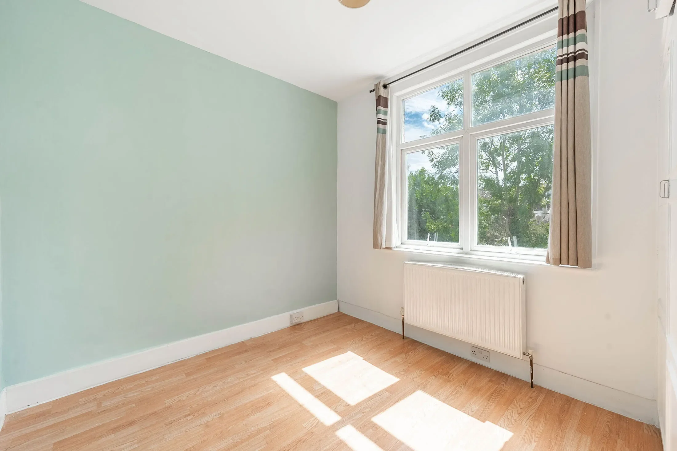 Flat Warrington Road in Greater London